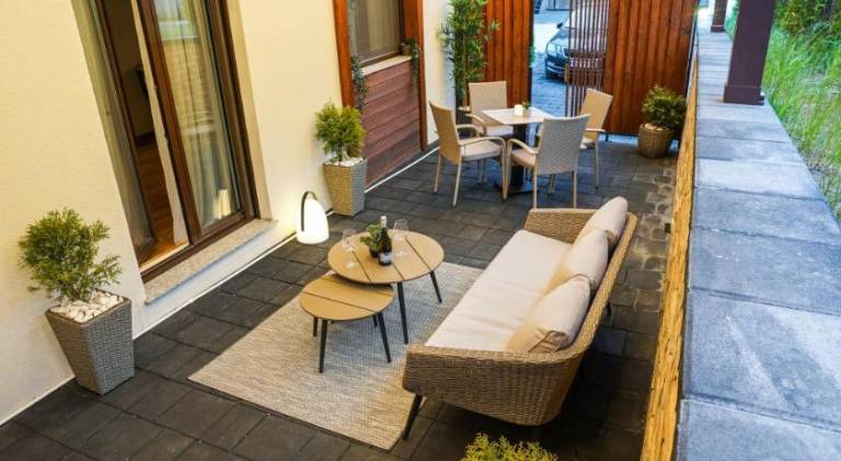 Serviced apartment with yard & terrace — photo 4