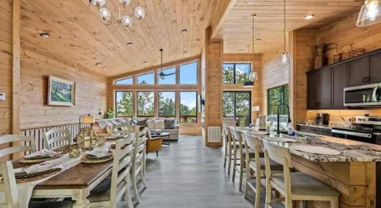 Stunning Cabin for 6 with Hot Tub & Pool Table — photo 3