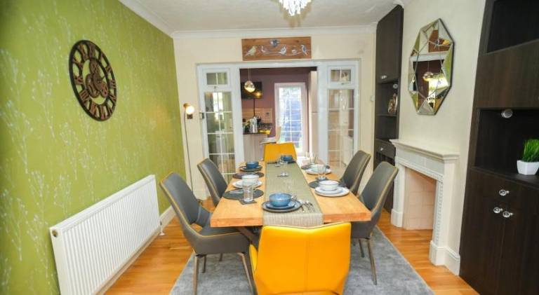4 Bed House Near Heathrow Free Parking WiFi — photo 3