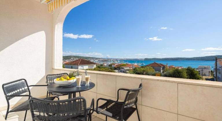 Holiday apartment with patio in Seget