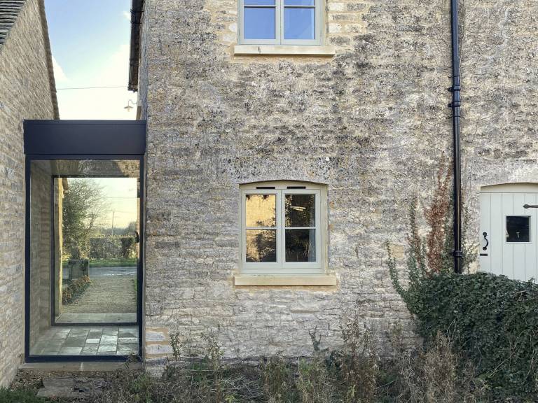 Cottage with garden — photo 2