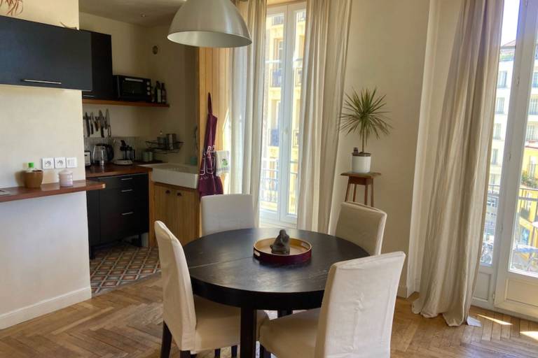 Nice 56m² with balcony in rotunda near the sea in Thiers