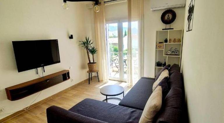 Apartment with patio — photo 2