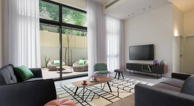 Apartment with terrace & yard | Close to Carmel Market | Perfect for remote work | Pets are welcome — photo 3