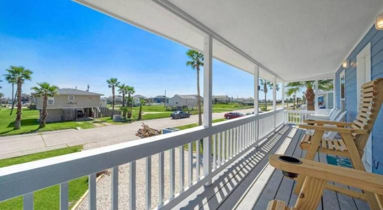 Cozy beach bungalow close to ocean with large yard — photo 4