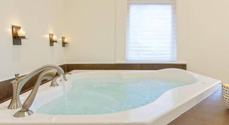 House with jacuzzi — photo 4