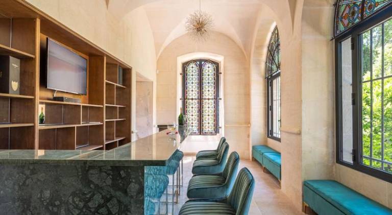 Villa with hot tub & pool — photo 4
