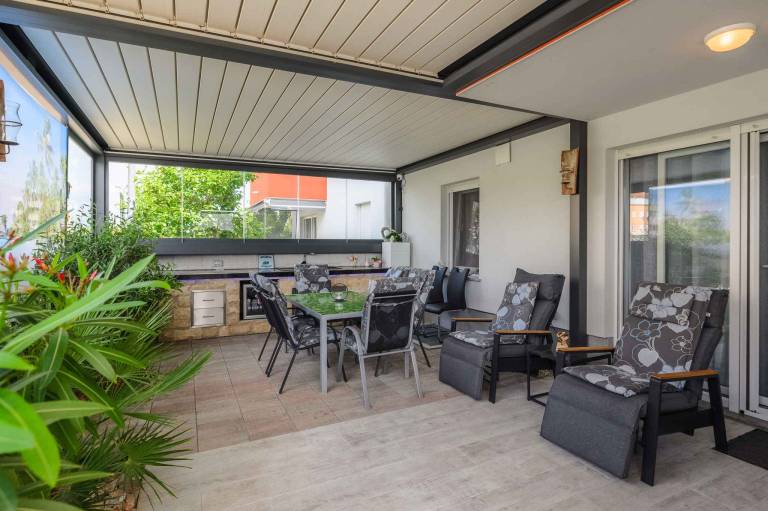 Rental apartment with BBQ, patio & yard in Umag