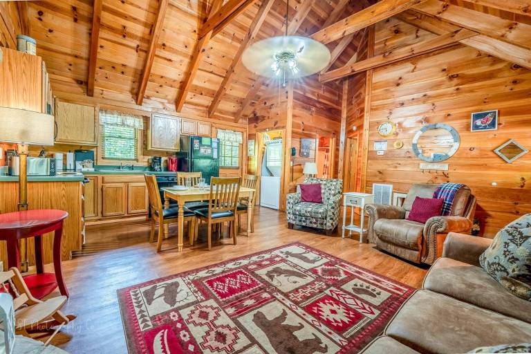 Bean Pot: Pet Friendly, Free Attraction Tickets, Hot Tub & Close to PF — photo 3