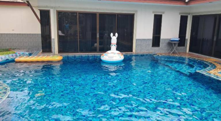 Fully equipped villa with pool, jacuzzi & yard | Perfect for remote work | Pets are welcome — photo 3