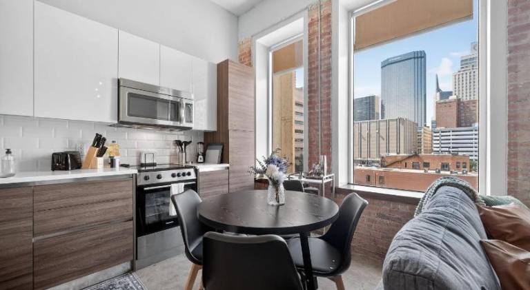 Stunning Downtown Apartment with Pool, Laundry, Parking — photo 3
