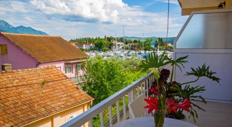 Holiday apartment with patio & yard | Perfect for remote work — photo 5
