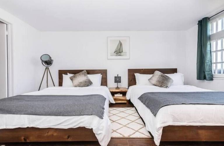 Modern Meets Rustic - 2 Bdrm Old Quebec — photo 2