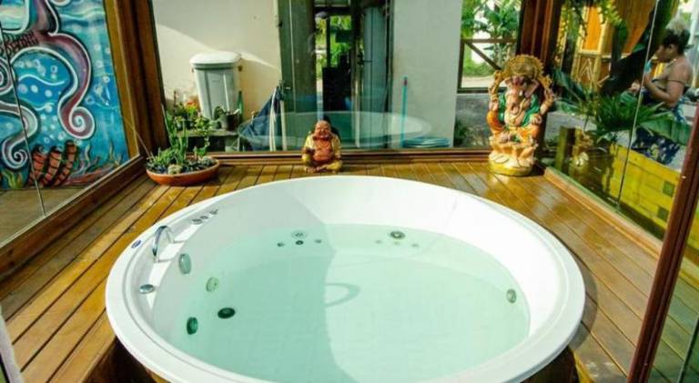 Vacation home with pool, yard & grill — photo 4