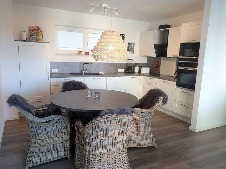Moderne, hochwertige Ferienwohnung, Sauna, großer Balkon, strandnah in Wangerland