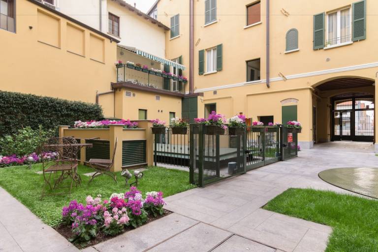 Rental with yard & patio | Near Naviglio Grande | Suitable for remote work