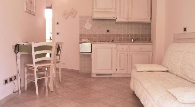 Serviced apartment with patio — photo 2