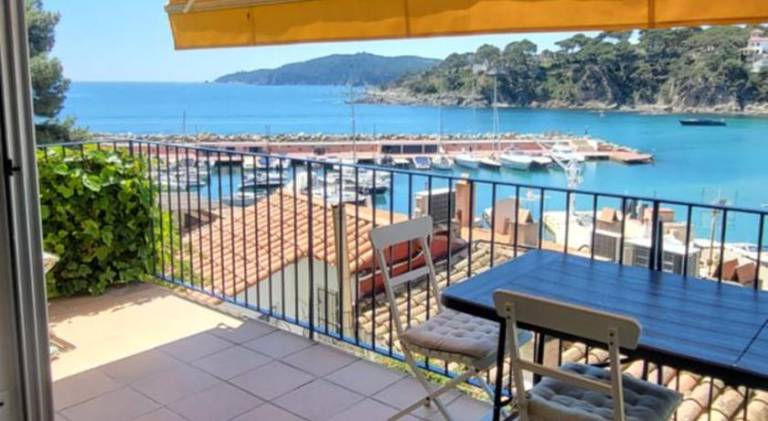 Rental apartment with terrace, pool & garden in Calella