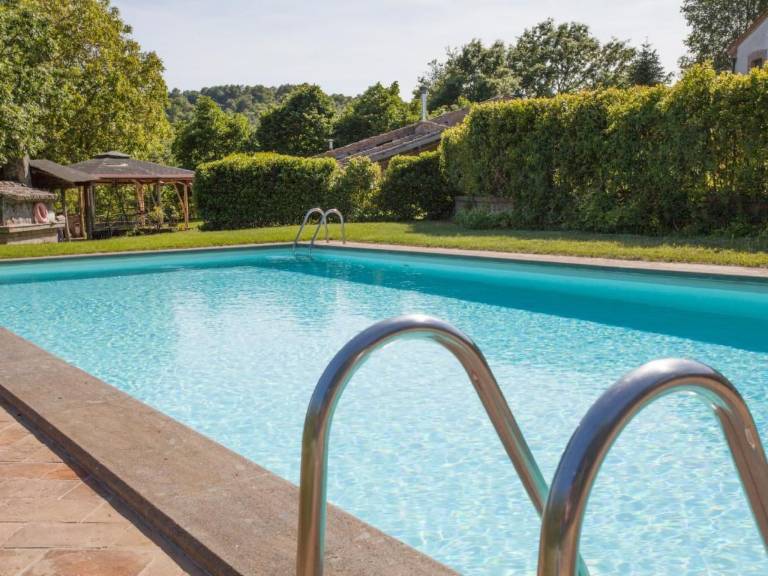 Vacation home with pool, grill & yard — photo 2