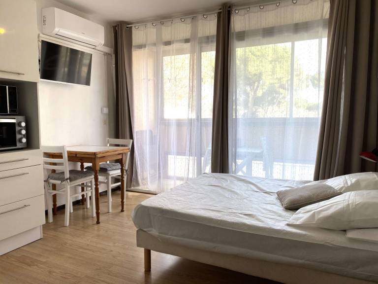 Cozy Studio with Parking, AC, and WiFi in Balaruc-les-Bains in Balaruc-les-Bains