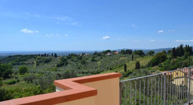 Apartment with terrace & yard in Cascina