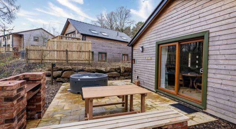 House with hot tub — photo 5