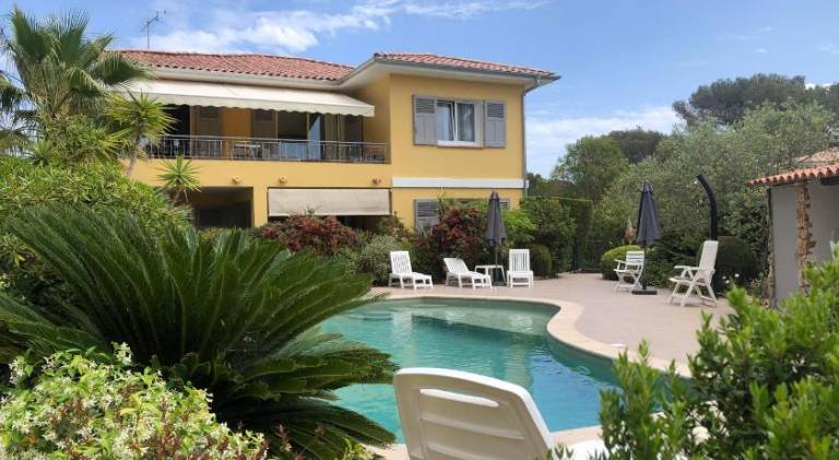 Lovely holiday apartment with barbecue, garden & private pool | Close to the beach | Pets allowed in Saint-Raphaël