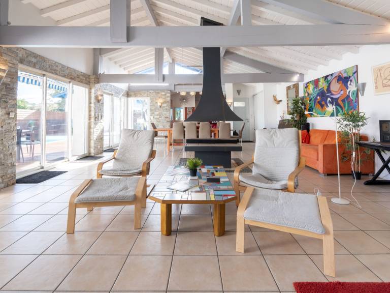 Vacation home with private pool, terrace & grill — photo 3