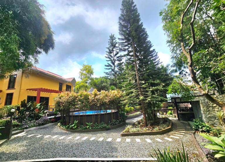 House with pool, grill & garden in Tagaytay