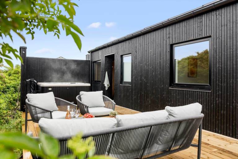 Family-friendly vacation home with sauna, jacuzzi & BBQ | Pets allowed — photo 4