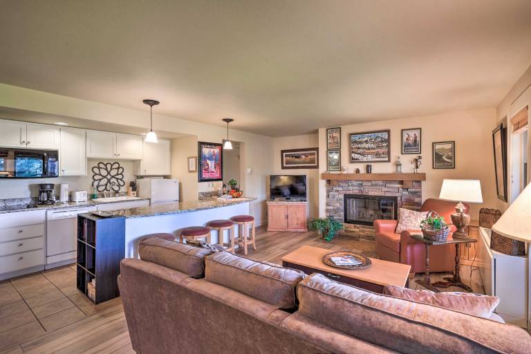 Bend Condo w/ Deck, Resort-Style Amenities & Views in Bend, OR