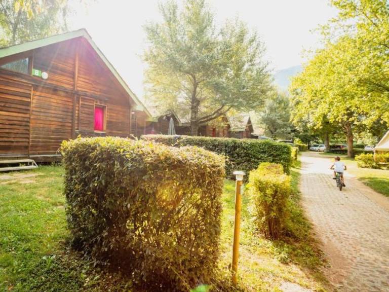 Cabin with heated pool & patio | Garden view — photo 3