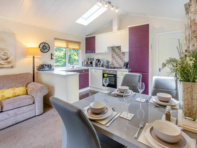Fully equipped lodge with yard, hot tub & terrace | Pets are welcome — photo 4