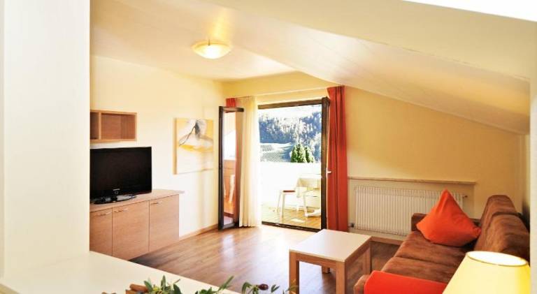 Serviced apartment with patio, garden & pool | Dogs allowed — photo 2