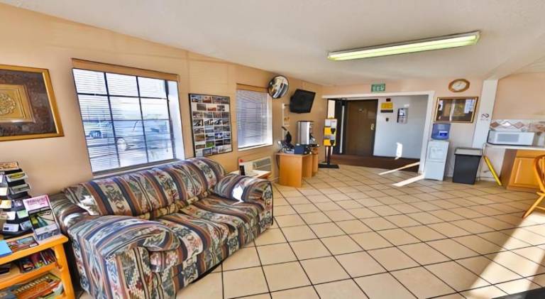 Super 8 By Wyndham Lake Havasu City — photo 3