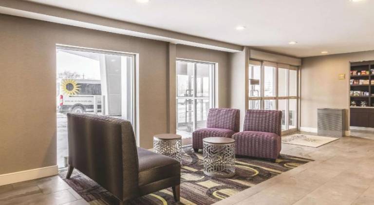 La Quinta Inn & Suites by Wyndham Cleveland - Airport North — photo 4