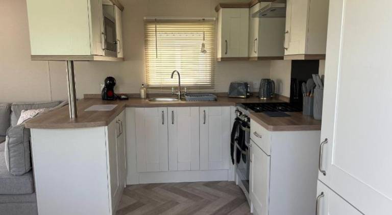 10 Borwick Lakes, Carnforth - En suite - King size bed — photo 4