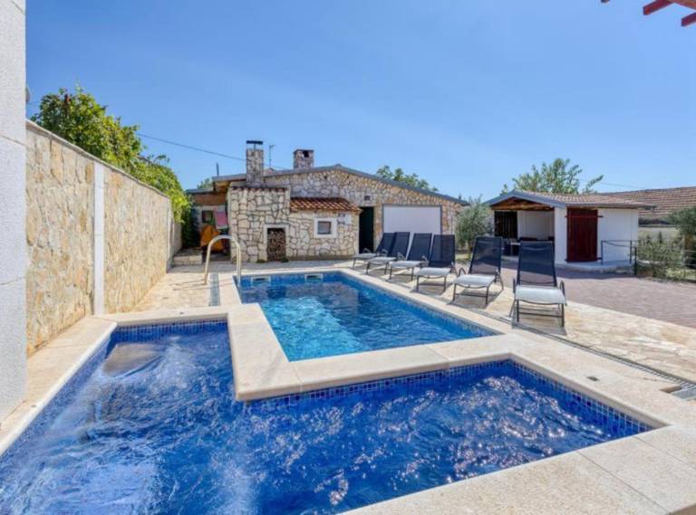 Fully equipped charming villa with BBQ & private pool | Water view | Dogs allowed in Biograd na Moru