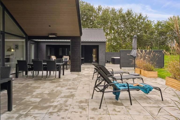 Vacation home with yard, sauna & pool — photo 3