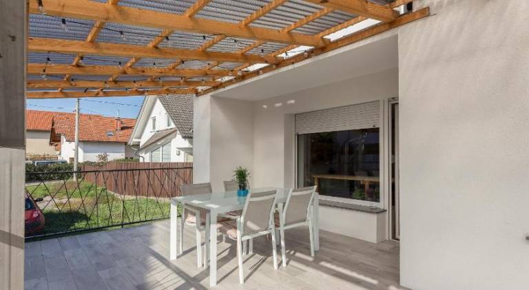 Rental apartment with terrace & yard — photo 5