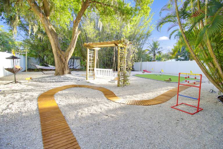 Family-oriented vacation home with private pool | Pet-friendly — photo 4