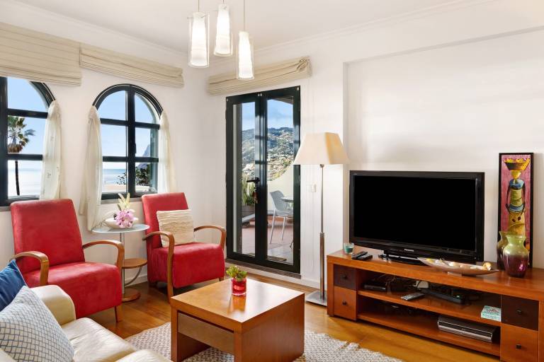 Luzias Apartment with Sea View, Wi-Fi & Balcony — photo 3