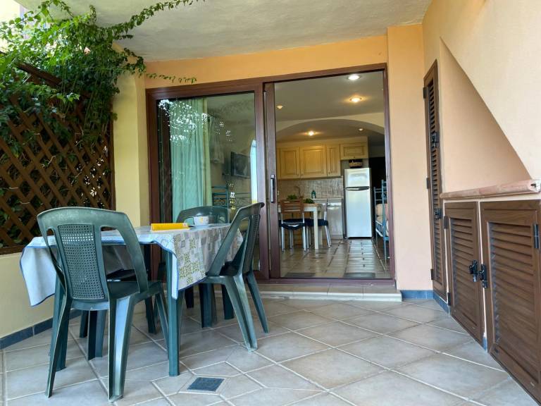EUC 143_Apartment surrounded by greenery, with patio, outdoor dining area and swimming pool. — photo 3