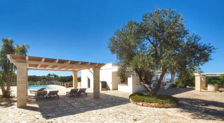 Fully equipped villa with patio, yard & private pool | Pet-friendly — photo 5