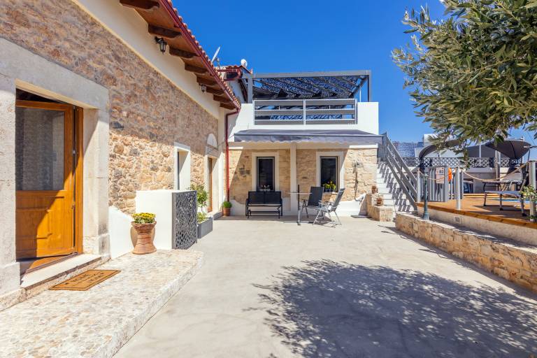 House with garden, patio & private pool | Garden view — photo 3