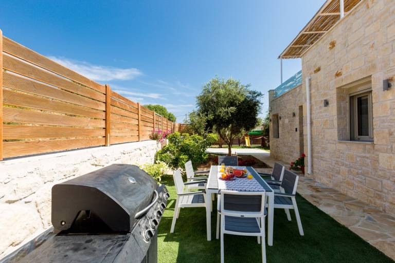 Villa with private pool, garden & grill — photo 3