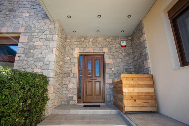 Gravias Villa with Fireplace by the River, Outdoor Barbecue & Dining Area — photo 4