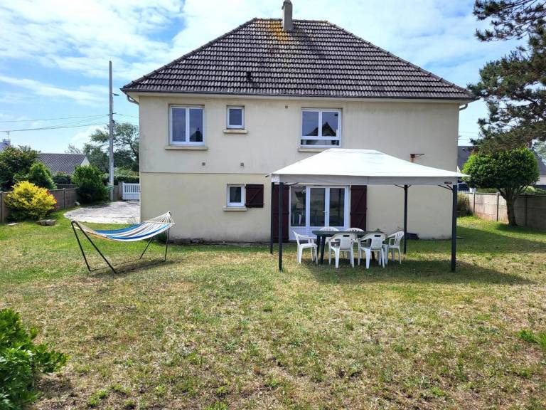 Family-oriented spacious house with yard, BBQ & patio | Garden view | Close to the beach | Suitable for remote work | Pet-friendly in Coutances