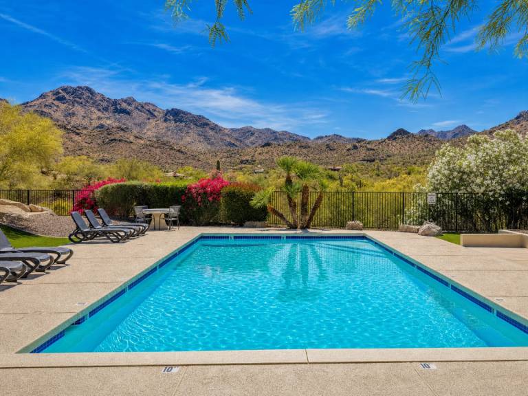 Stunning Views Large Pool & Indoor Basketball