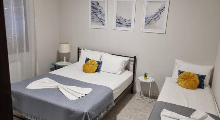 Holiday apartment with terrace in Aristotelis